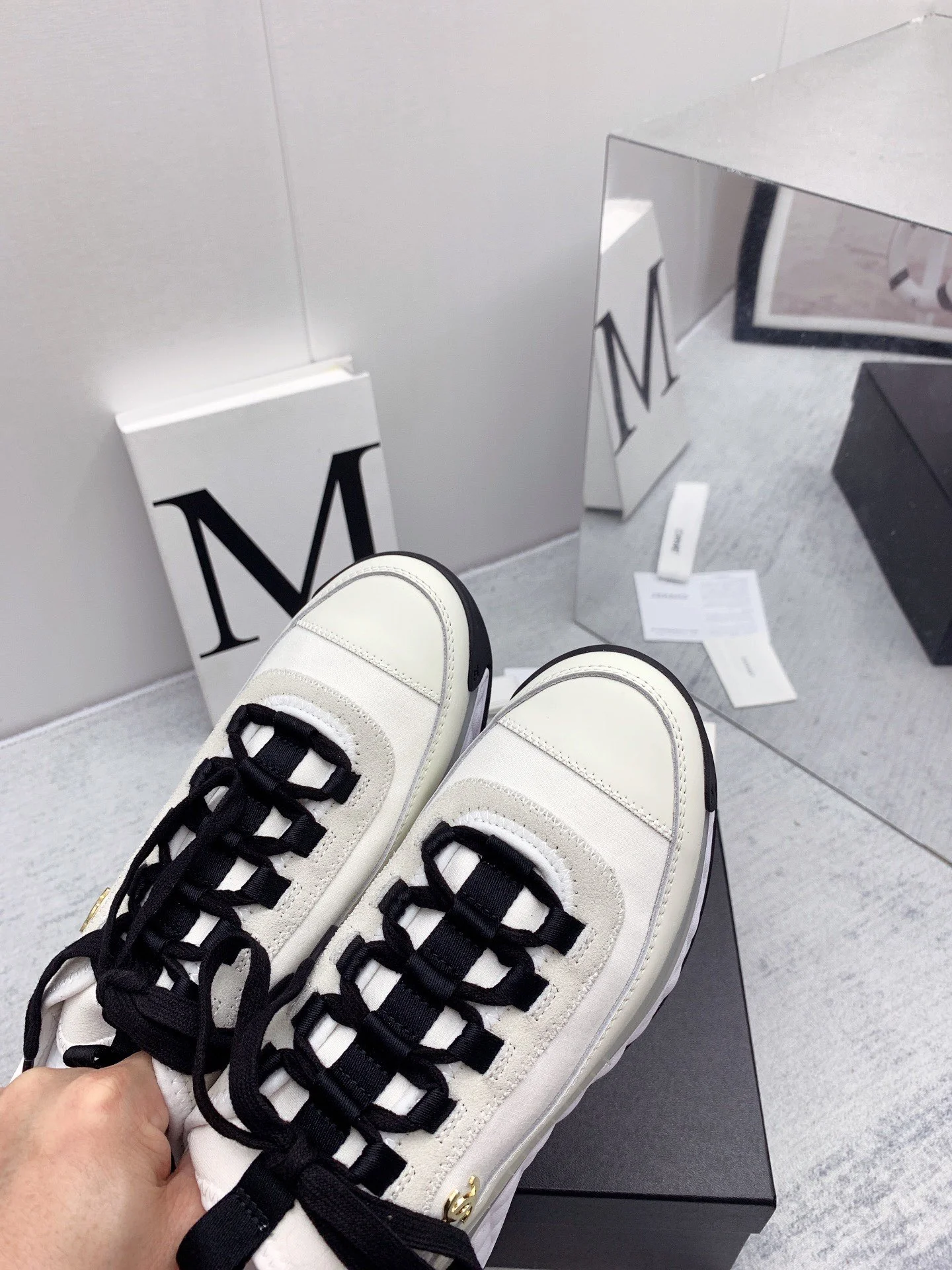 Новинка сезона осень/зима 2021 от Chanel - кроссовки с ромбовидным узором - белые.