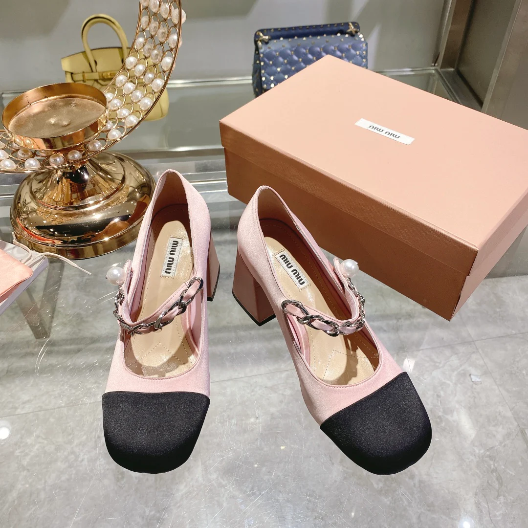 Весенняя коллекция Miu Miu 2023 - Шелковые туфли на массивном каблуке с квадратным носком - Розовые