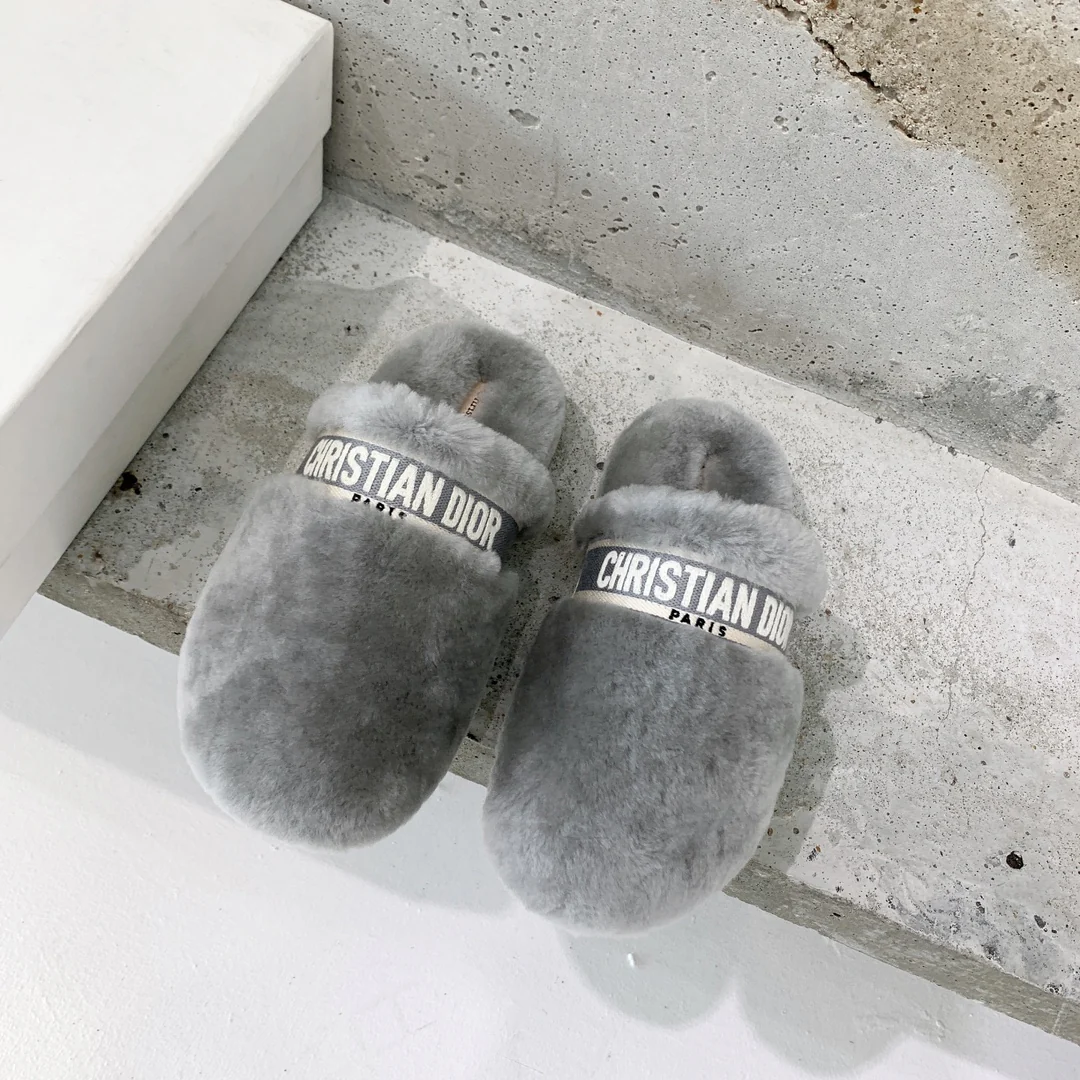 Новинка сезона осень/зима 2022 от Dior - Меховые тапочки с жаккардовой вышивкой - Серые