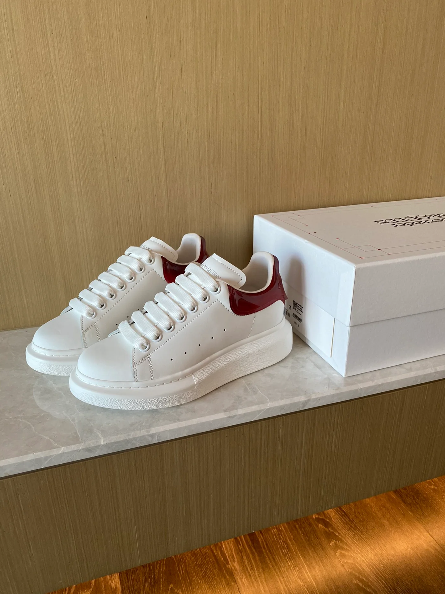 Классические белые кроссовки McQueen - на каблуке-резинке - красные