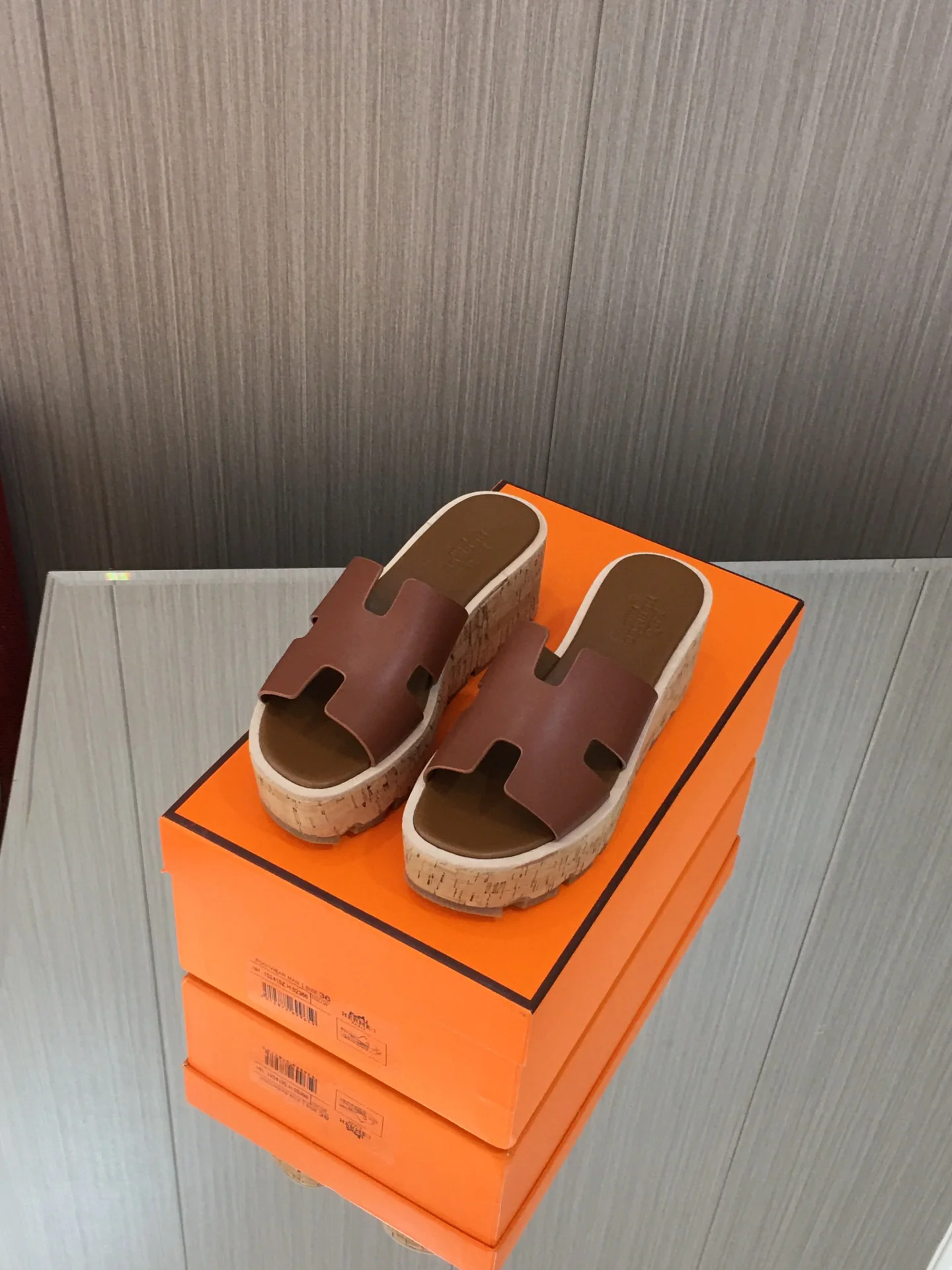 Новинка сезона весна/лето 2023 от Hermes - Кожаные тапочки на платформе с принтом пальм - Коричневые