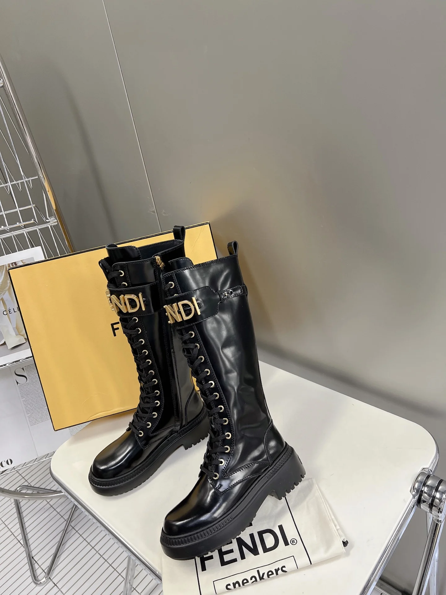 Новинка весны 2022 года от Fendi — Ботинки Martin на шнуровке с пряжкой в ??виде буквы — Черные