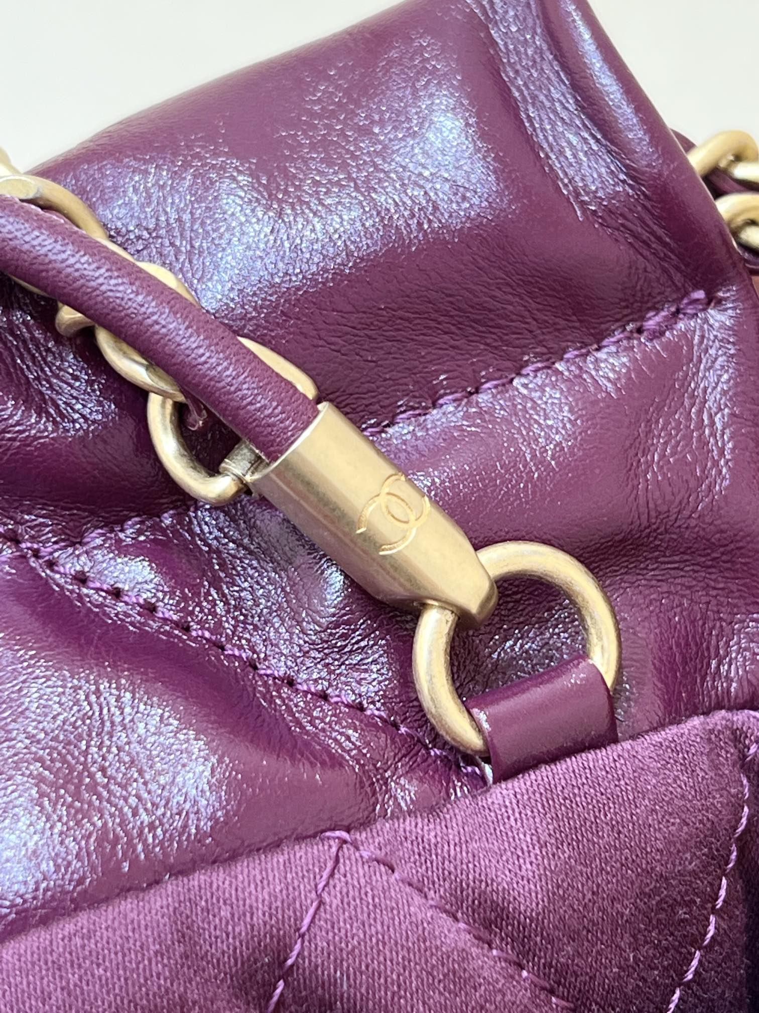 Весенне-летняя коллекция Chanel - Маленькая сумочка Chanel No. 22 - Фиолетово-красная