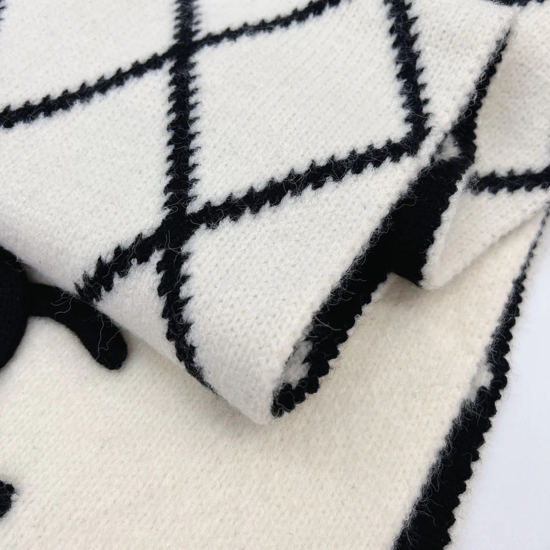 Длинный двусторонний клетчатый шарф Chanel 2024 — белый.