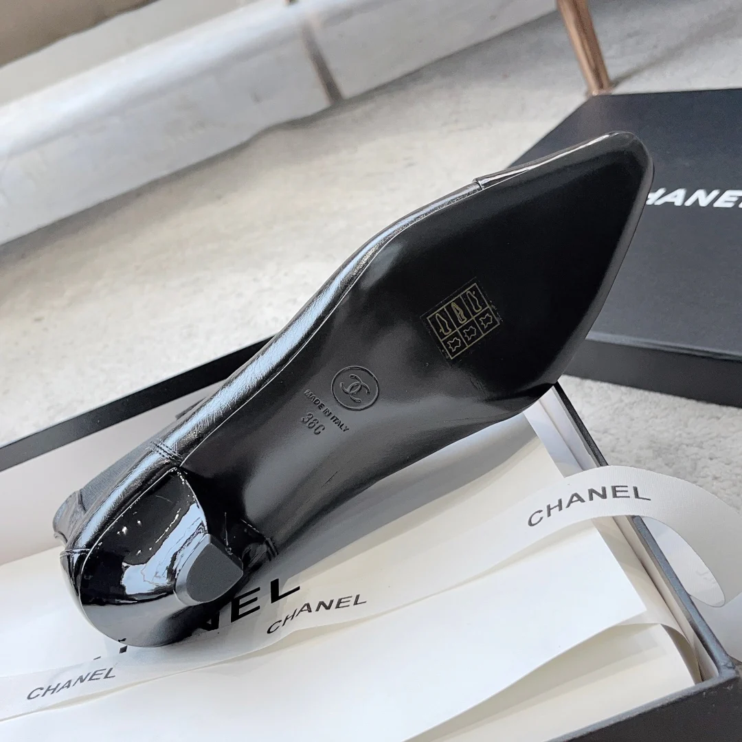 Новинка сезона ?Ранняя осень 2023? от Chanel — ботильоны ?Челси? на низком каблуке — черные.