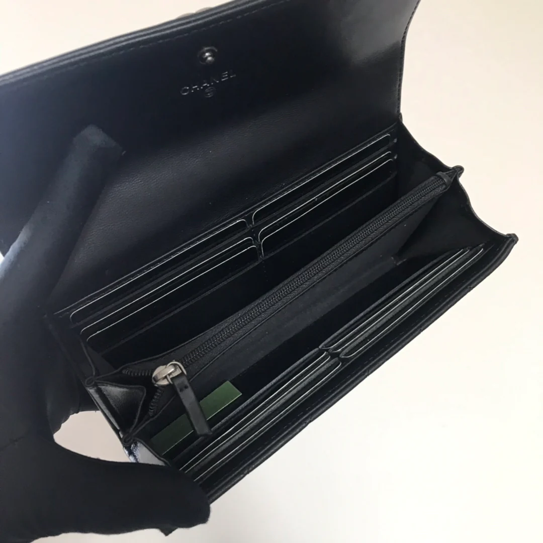 Кошелек-портмоне Chanel Le Boy Flip Wallet — из черной овечьей кожи с серебряной пряжкой.