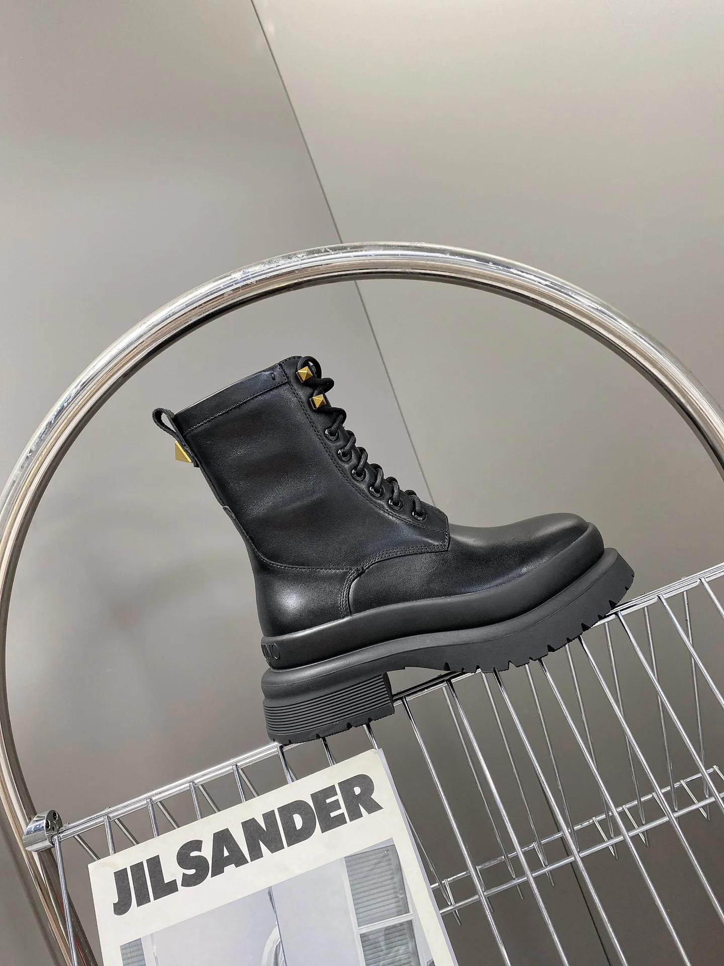 Новинка сезона осень/зима 2022 от Valentino - Ботинки Martin в британском стиле - 1