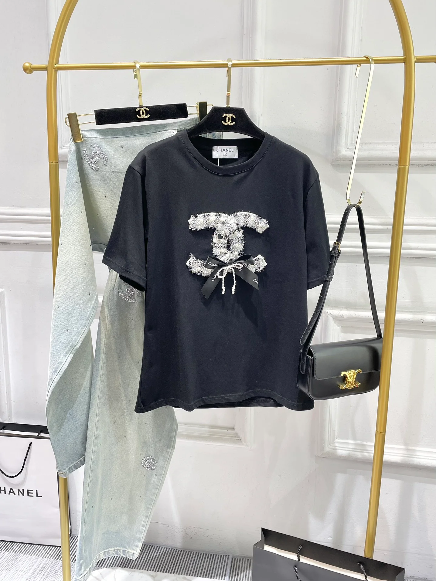 Футболка Chanel 2403 с коротким рукавом, украшенная объемными 3D-эффектами - Черная