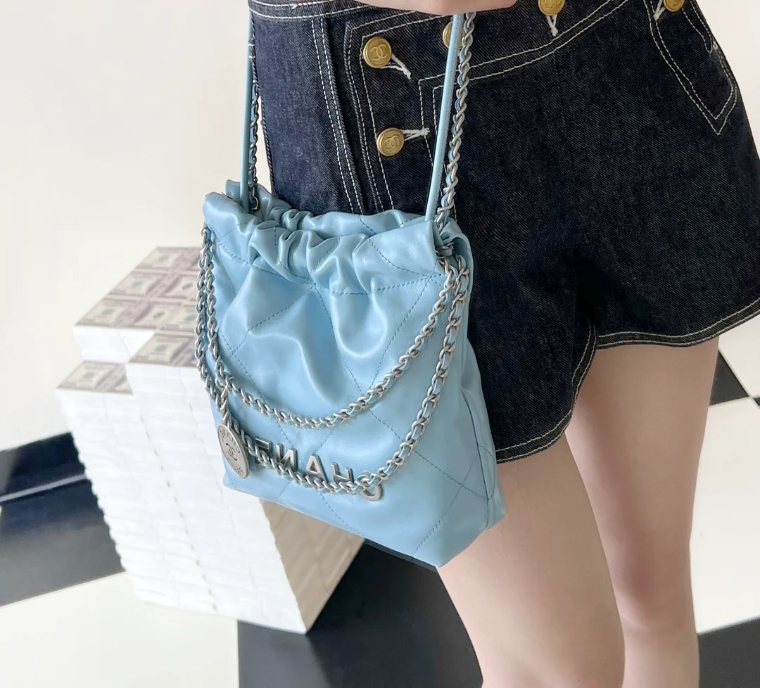 Новинка сезона весна/лето 2023 от Chanel - сумка 22 - мини - молочно-голубой - фото в действии.