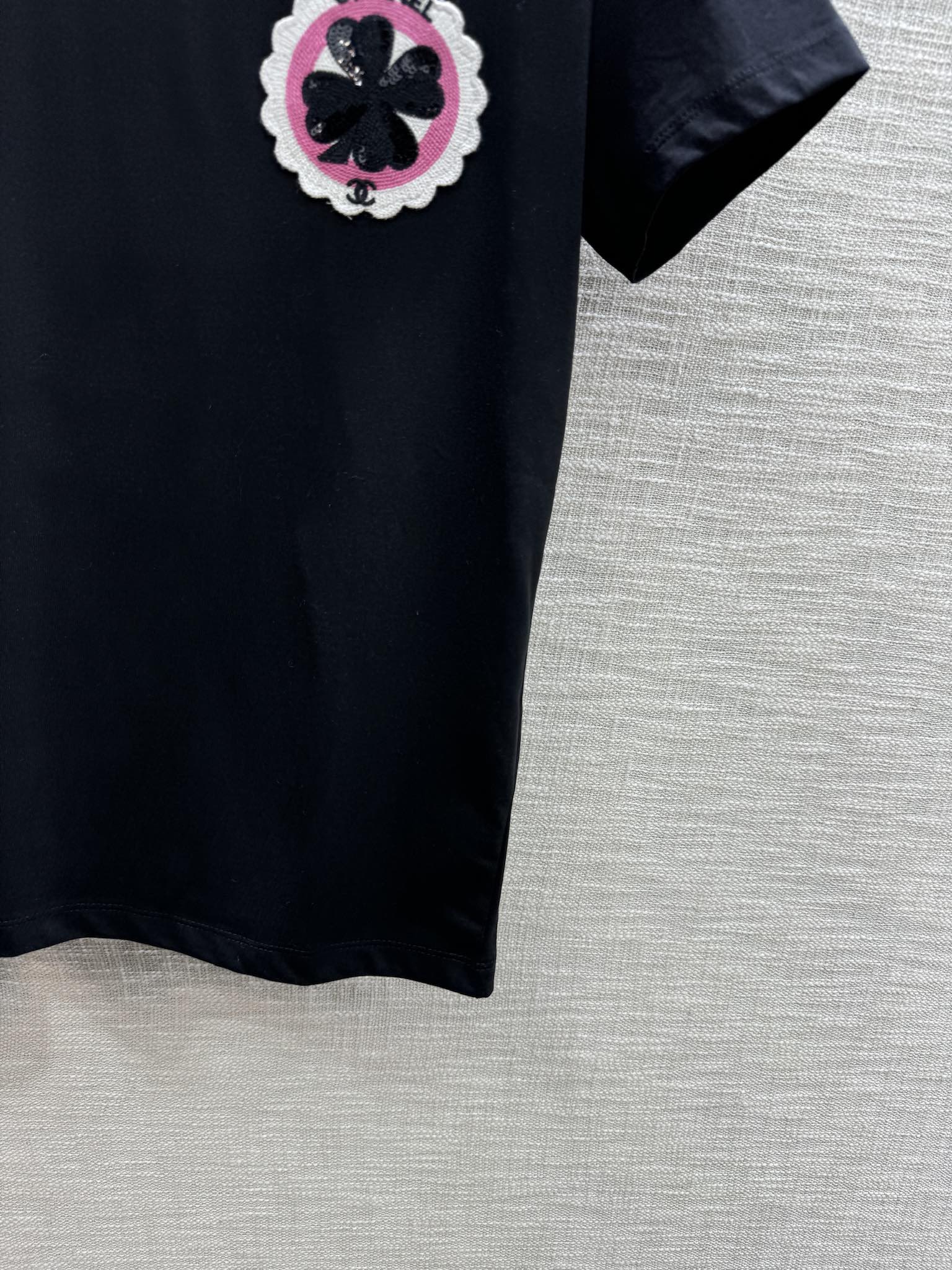 Футболка Chanel 2403 с вышитым четырехлистным клевером и круглым вырезом, с короткими рукавами - черная.