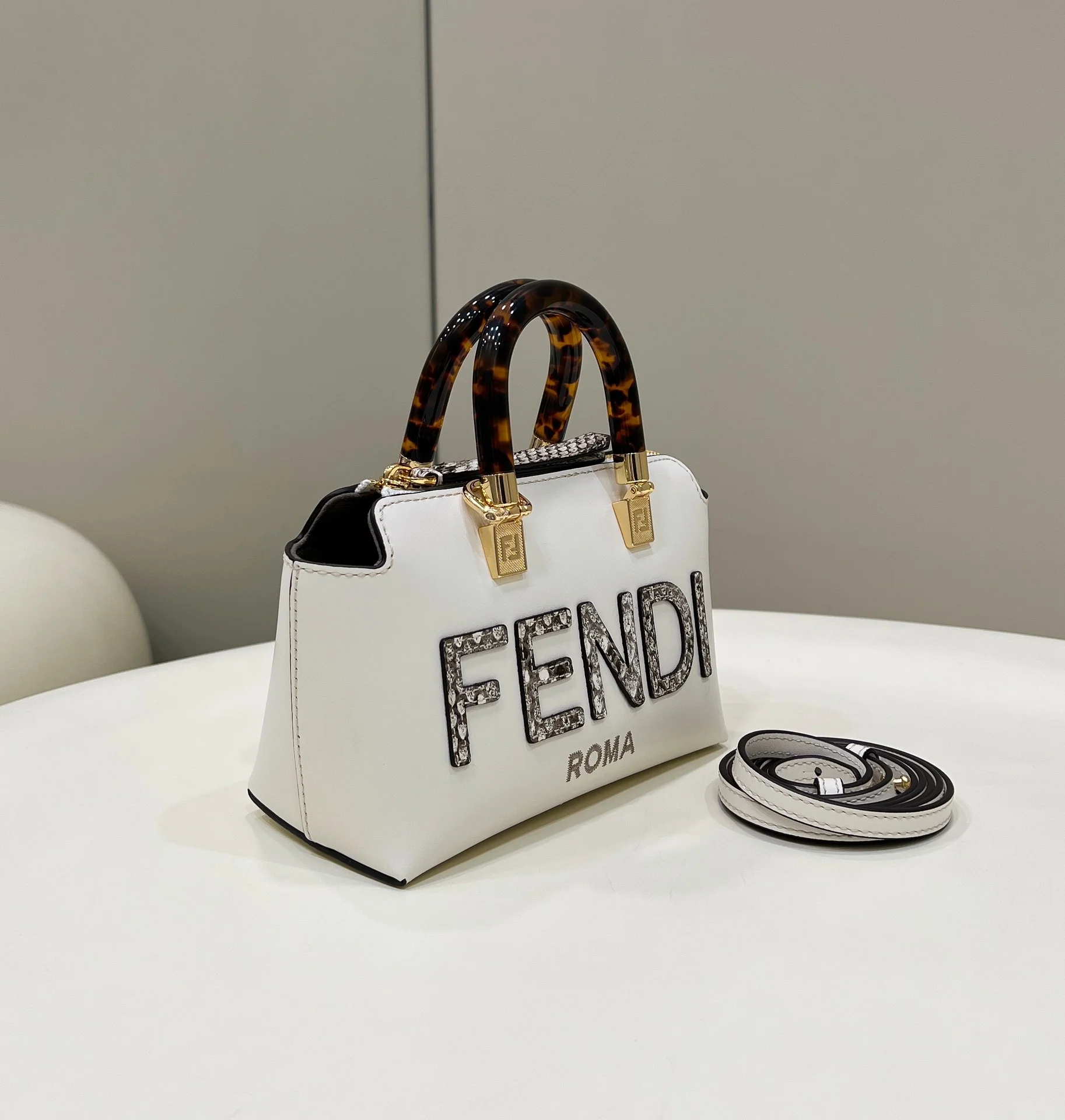 Сумка Fendi Bythe-way Boston - мини - белая - 2