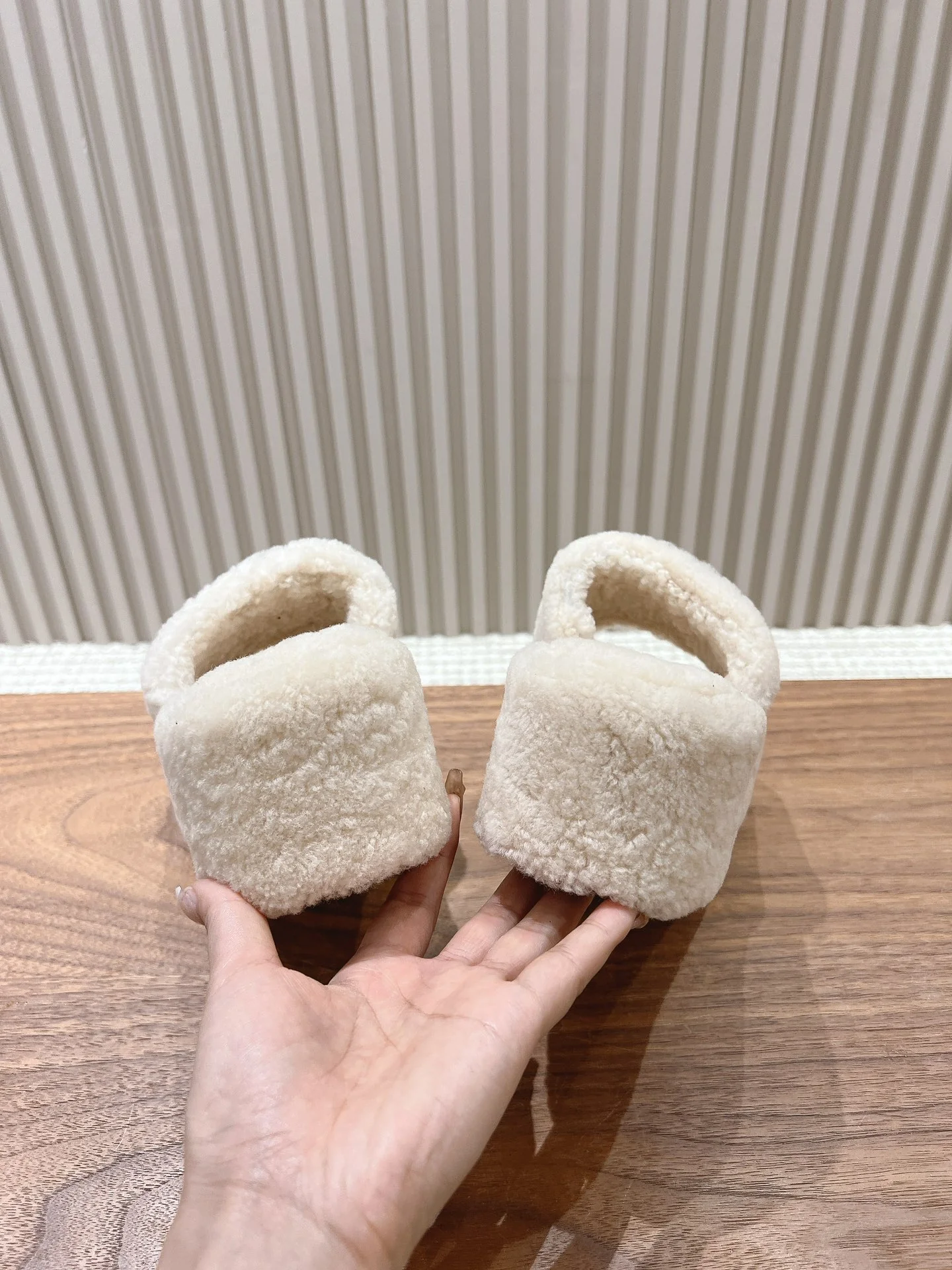 Fendi 2024 - Меховые тапочки - Белые