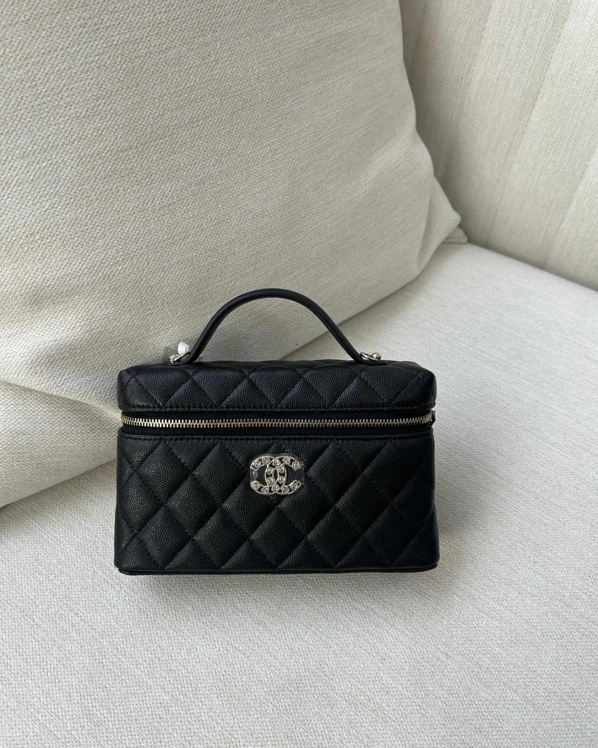 Сумка-бенто Chanel 25p-LP с застежкой в ??форме сердца, украшенной бриллиантами — черная.