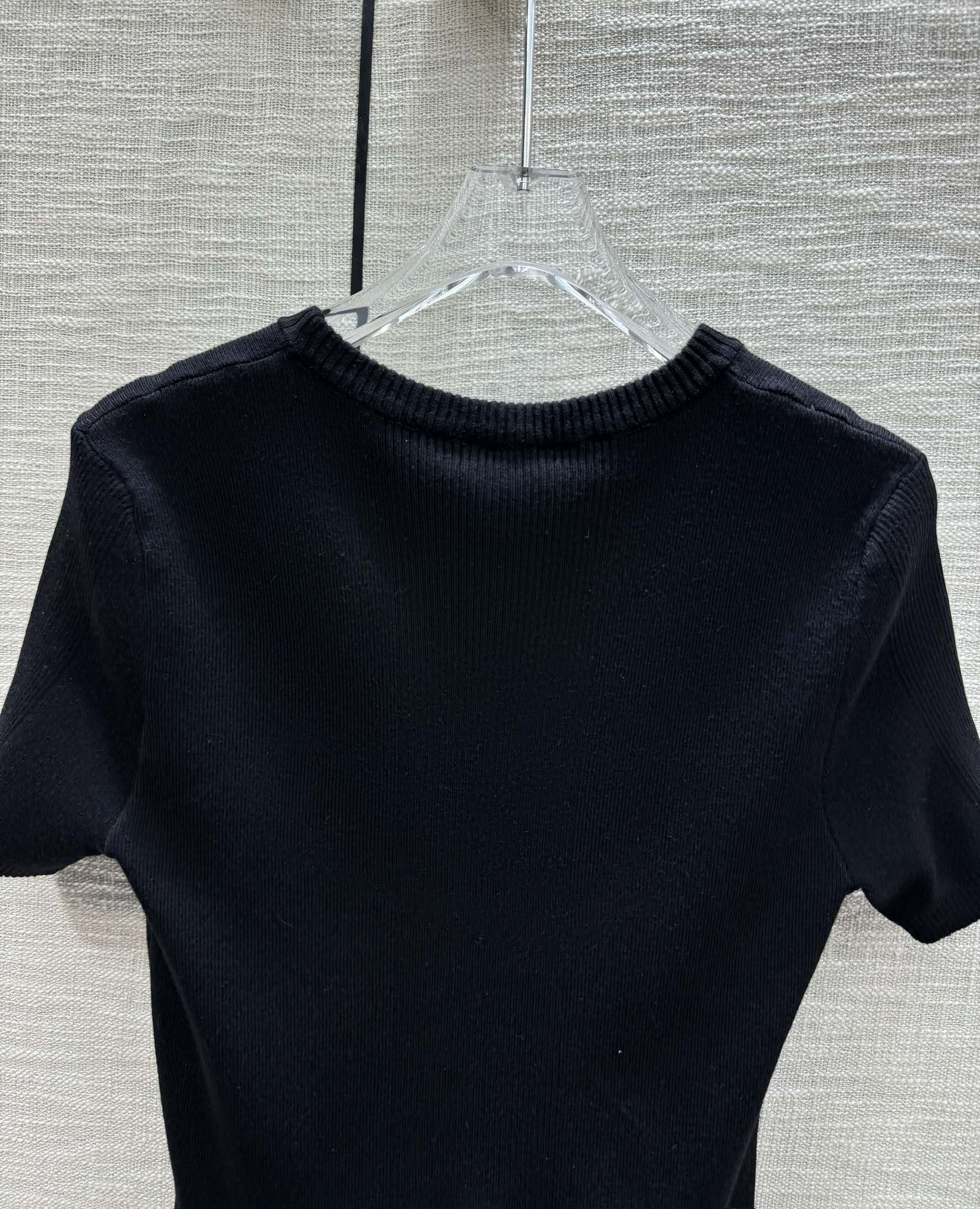 Chanel - 2403-24 Новинка ранней весны. Вязаная футболка с коротким рукавом и кружевной каймой - Черная