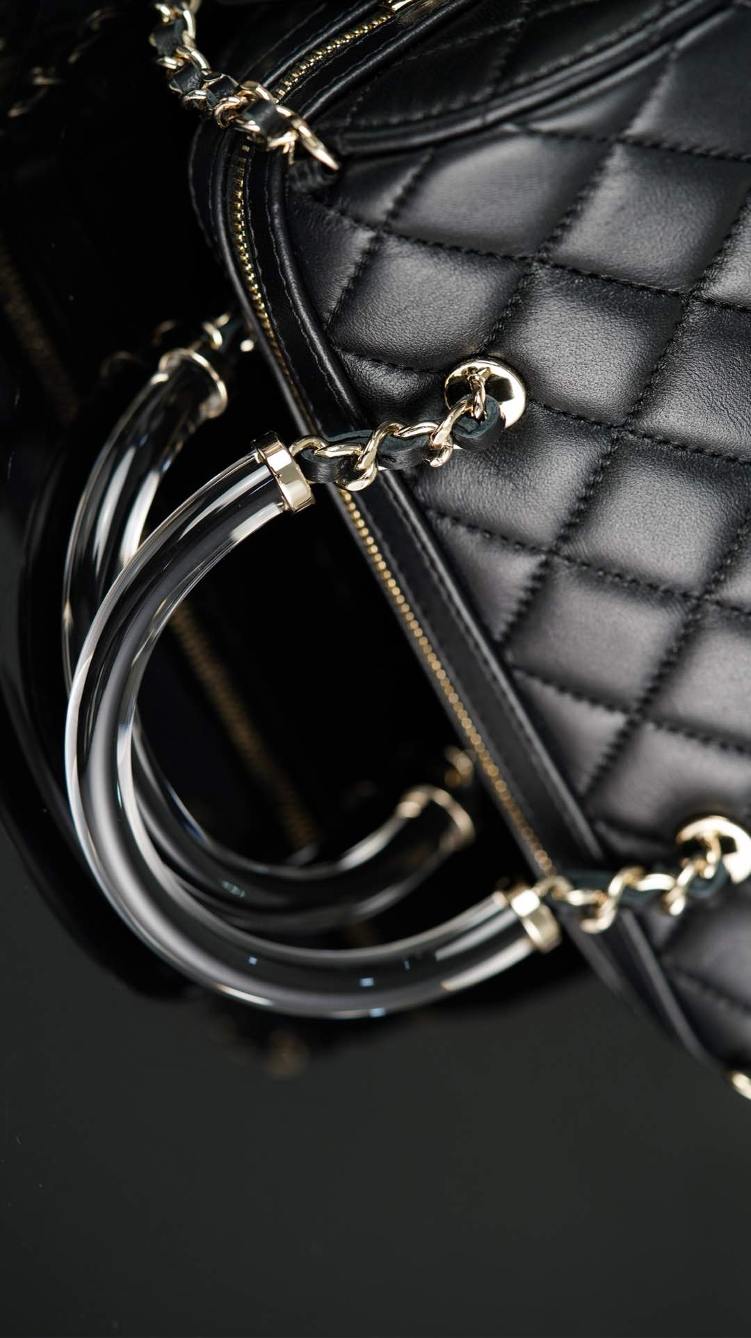 Сумка Chanel 25c Boston Bowling Bag — черно-золотая.