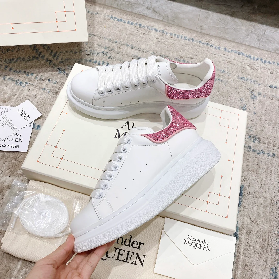Классические белые кроссовки McQueen с блестящим каблуком – розовые