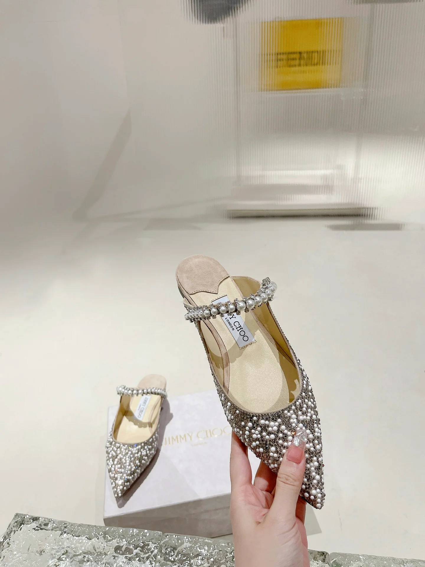 Сандалии-балетки Jimmy с острым носком и жемчужным блеском - серебристые