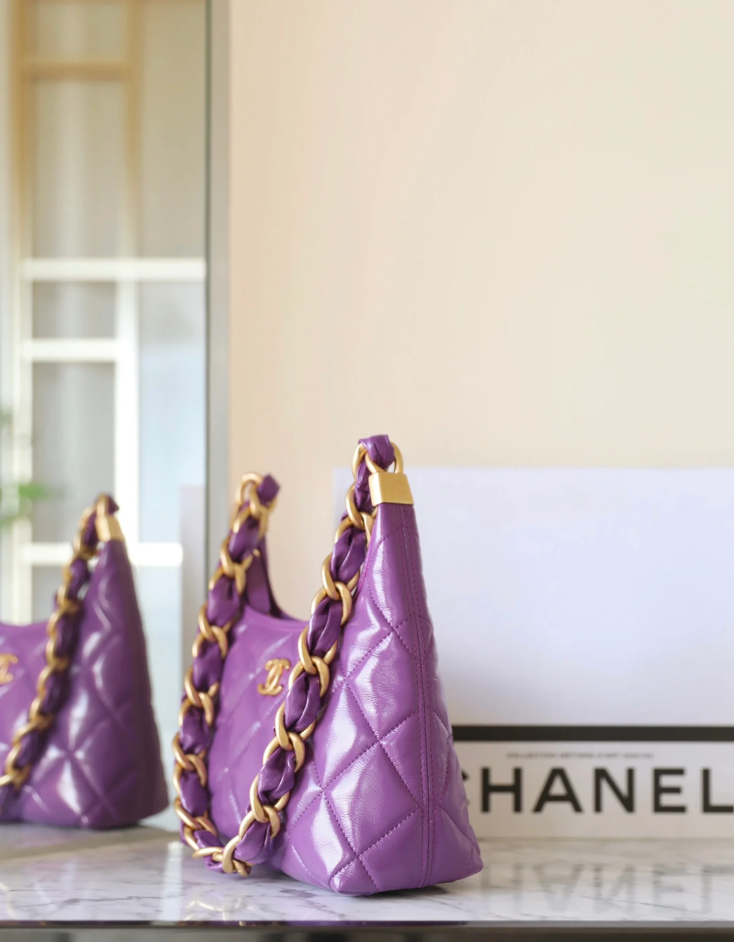 Сумка Chanel 24a Métiers d'Art из глянцевой овечьей кожи, маленькая, фиолетовая.