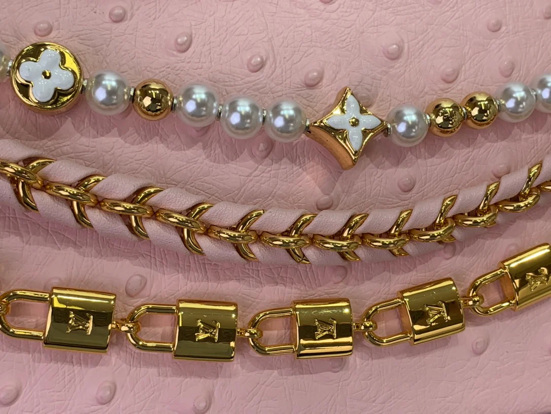 Миниатюрная кожаная сумочка LV Capucines с жемчужной цепочкой - розовая.