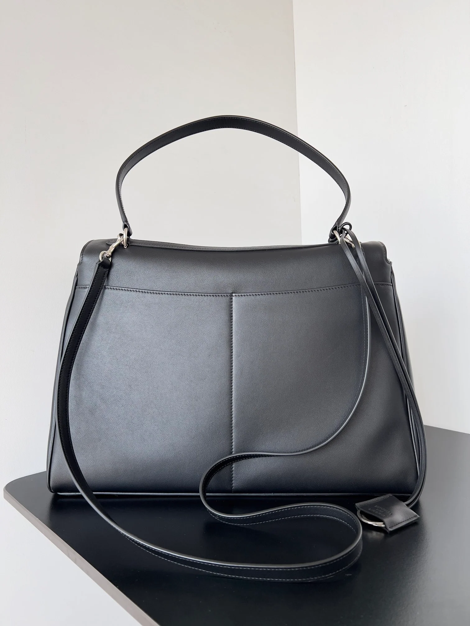 Сумка Balenciaga Rodeo - длина 39,8 см - черная с серебристой фурнитурой.