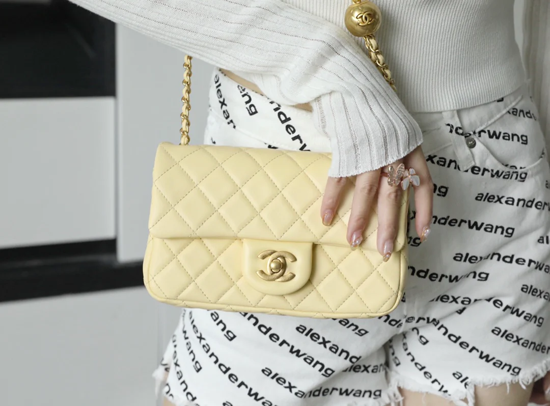 Chanel - Золотая сумка-клатч CF Flap Bag - Мини-версия в форме куриного желтка
