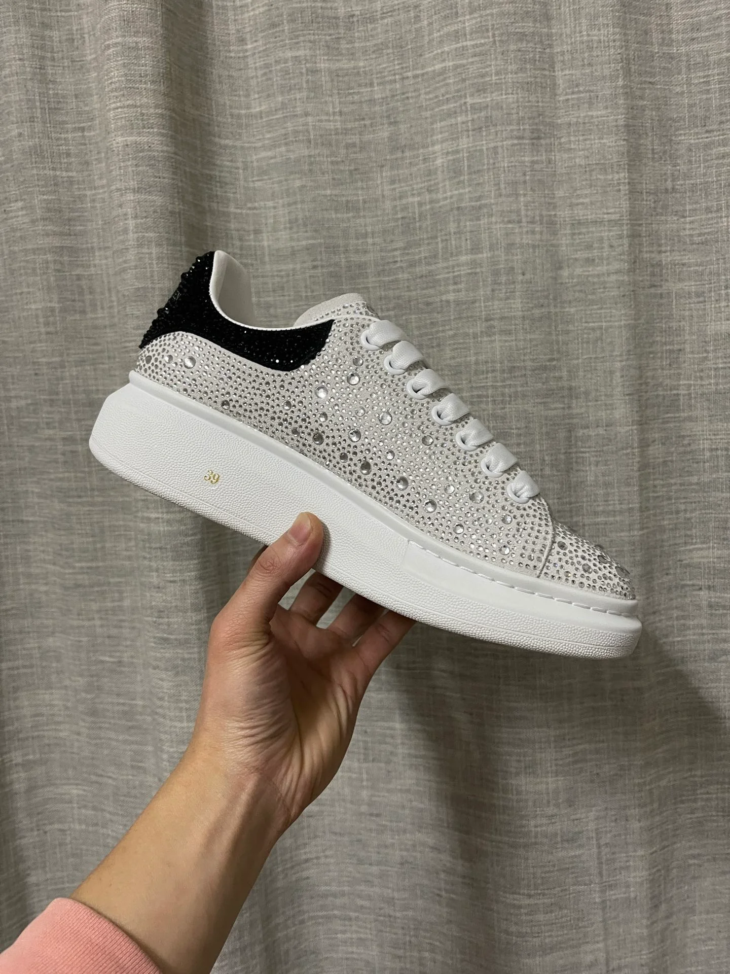 Классические белые кроссовки McQueen - унисекс - верх с белыми ромбами - каблук с черными ромбами - премиум-издание