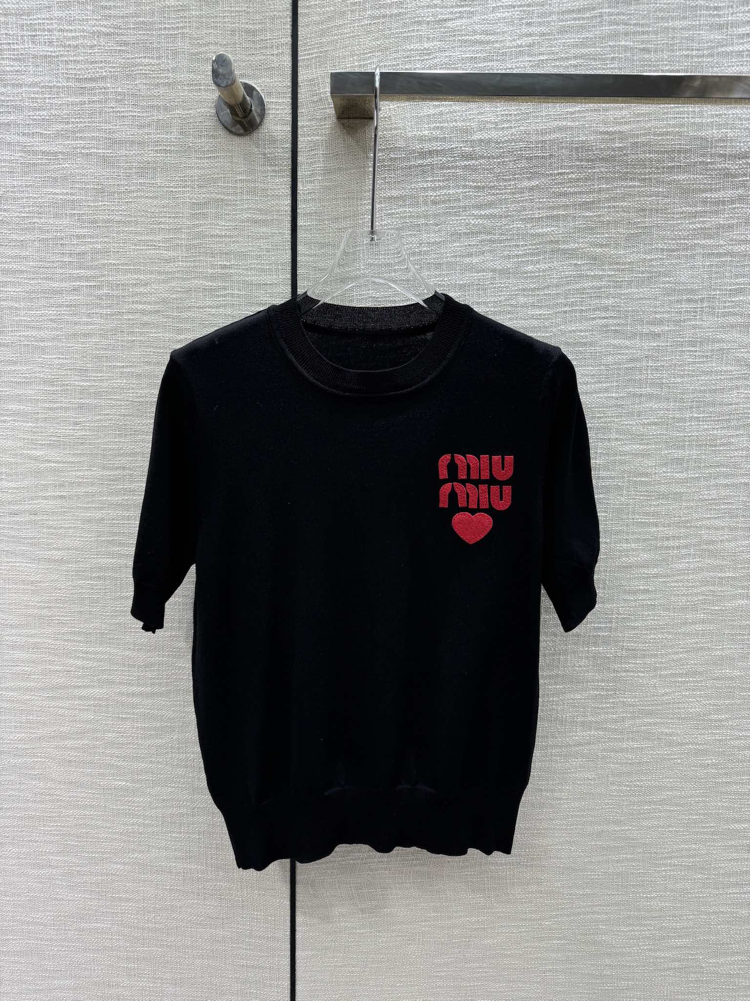 Miu Miu - 2404 - Вязаная футболка с короткими рукавами и вышитым логотипом в виде сердца - Черная