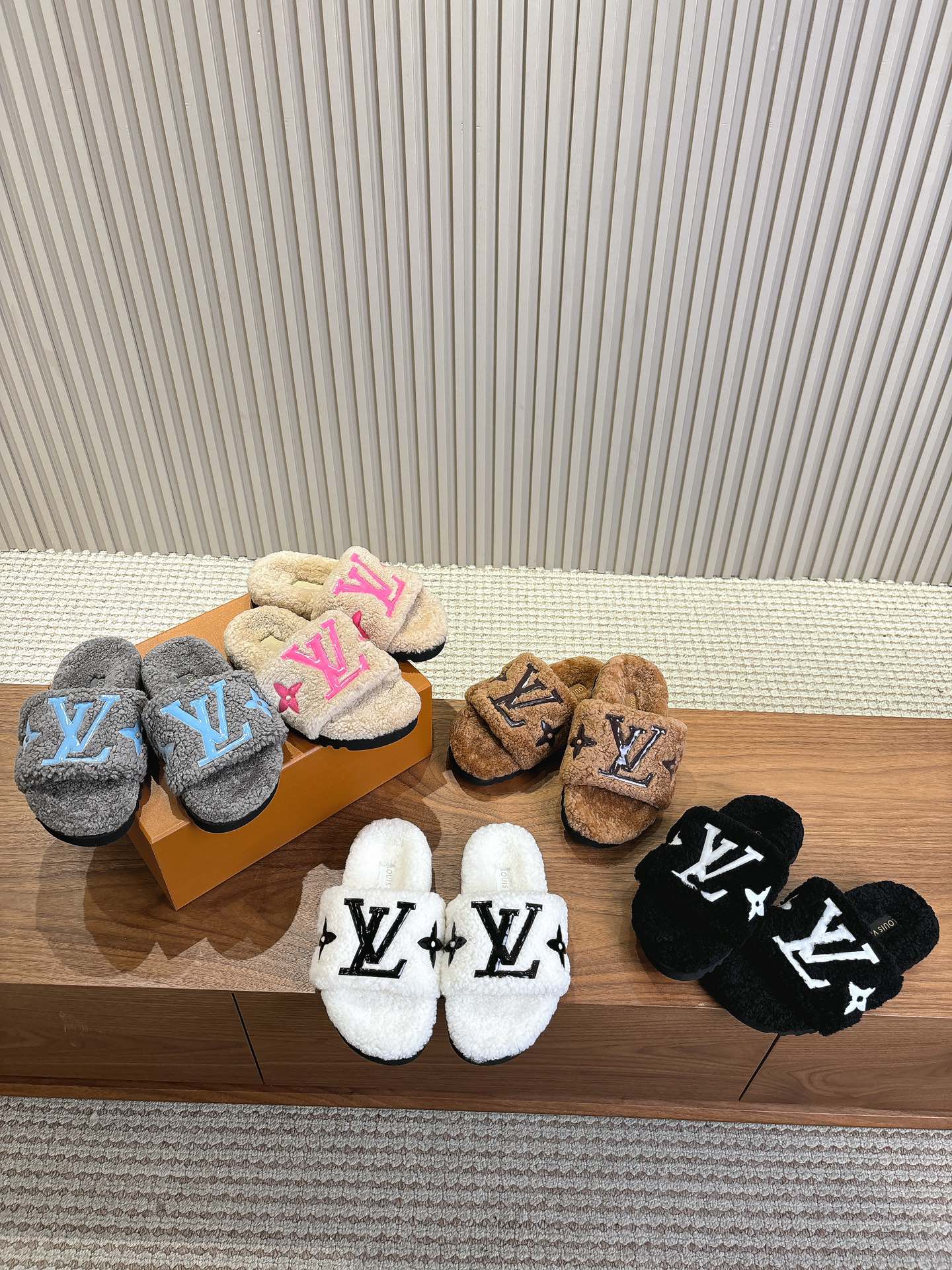 LV-2024 - Шерстяные тапочки - Изображение из коллекции