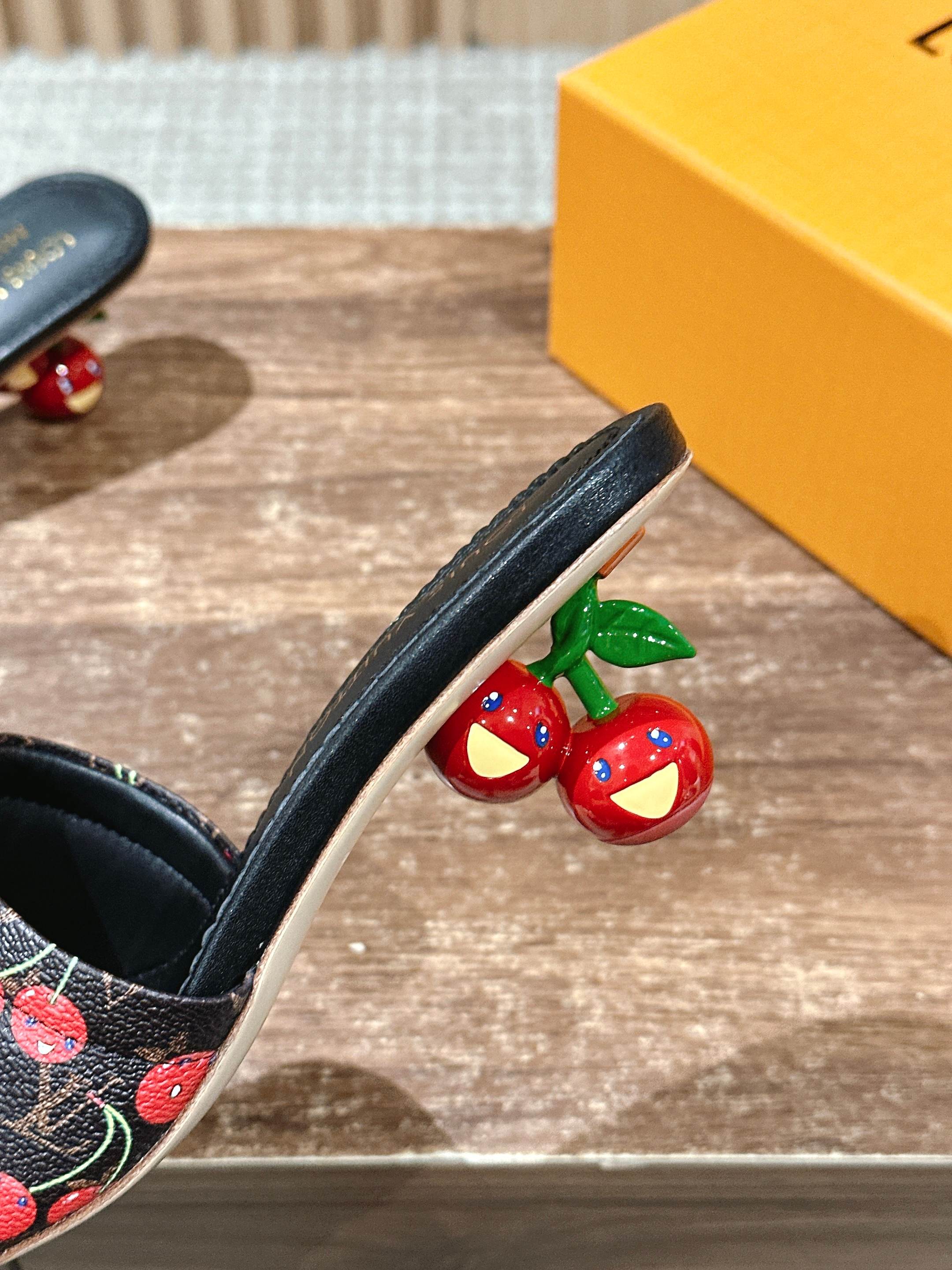 LV - Коллекция Такаши Мураками в стиле ретро - Сандалии на низком каблуке - Вишнево-черные