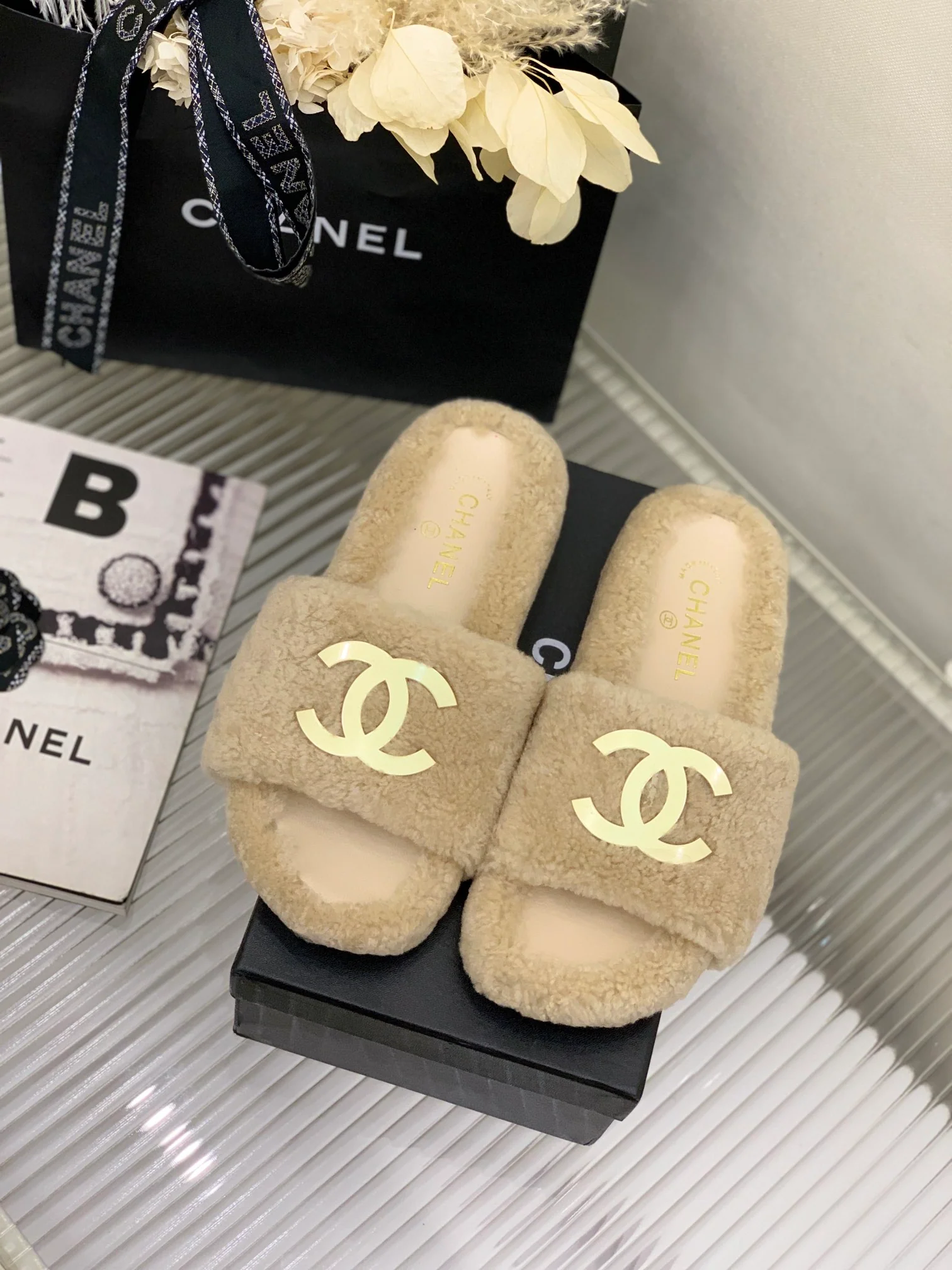 Новинка весны 2022 года от Chanel - Меховые тапочки