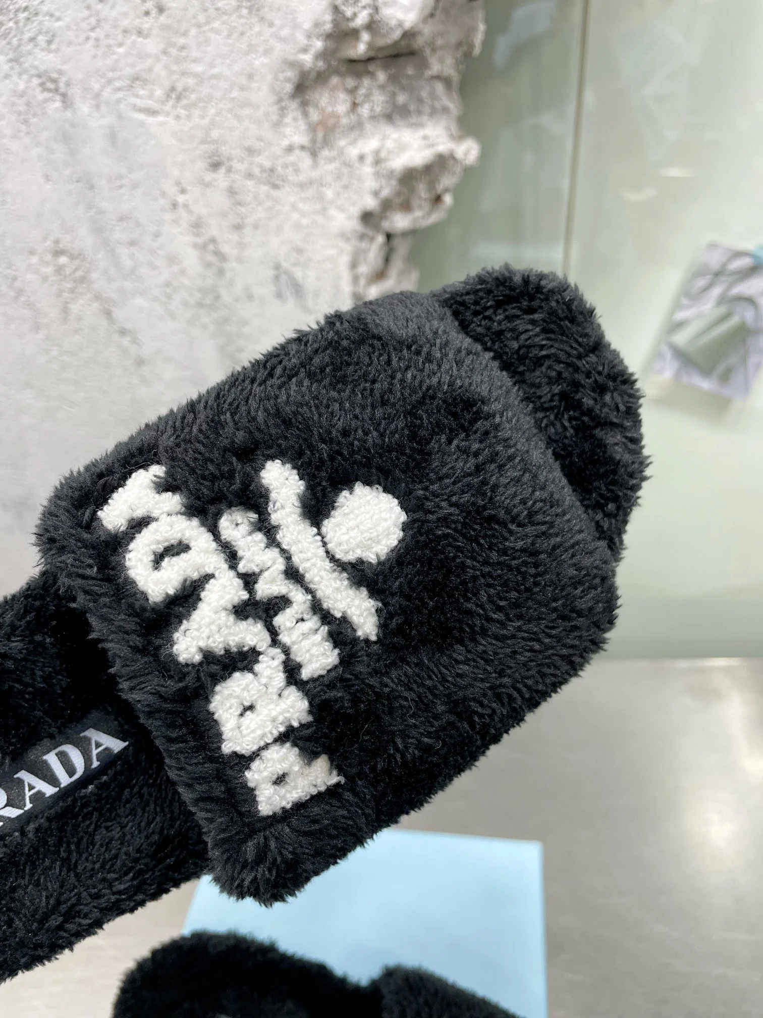 Новинки Prada осень/зима 2022 — Меховые тапочки — Стиль знаменитостей — 2