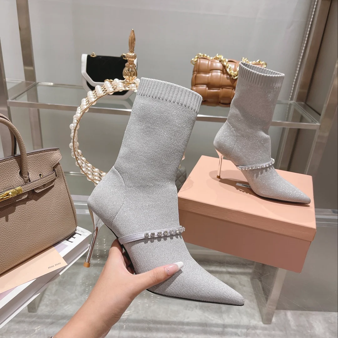 Новинка осенне-зимней коллекции Miu Miu 2022 — Ботильоны-носки на шпильке — Серые