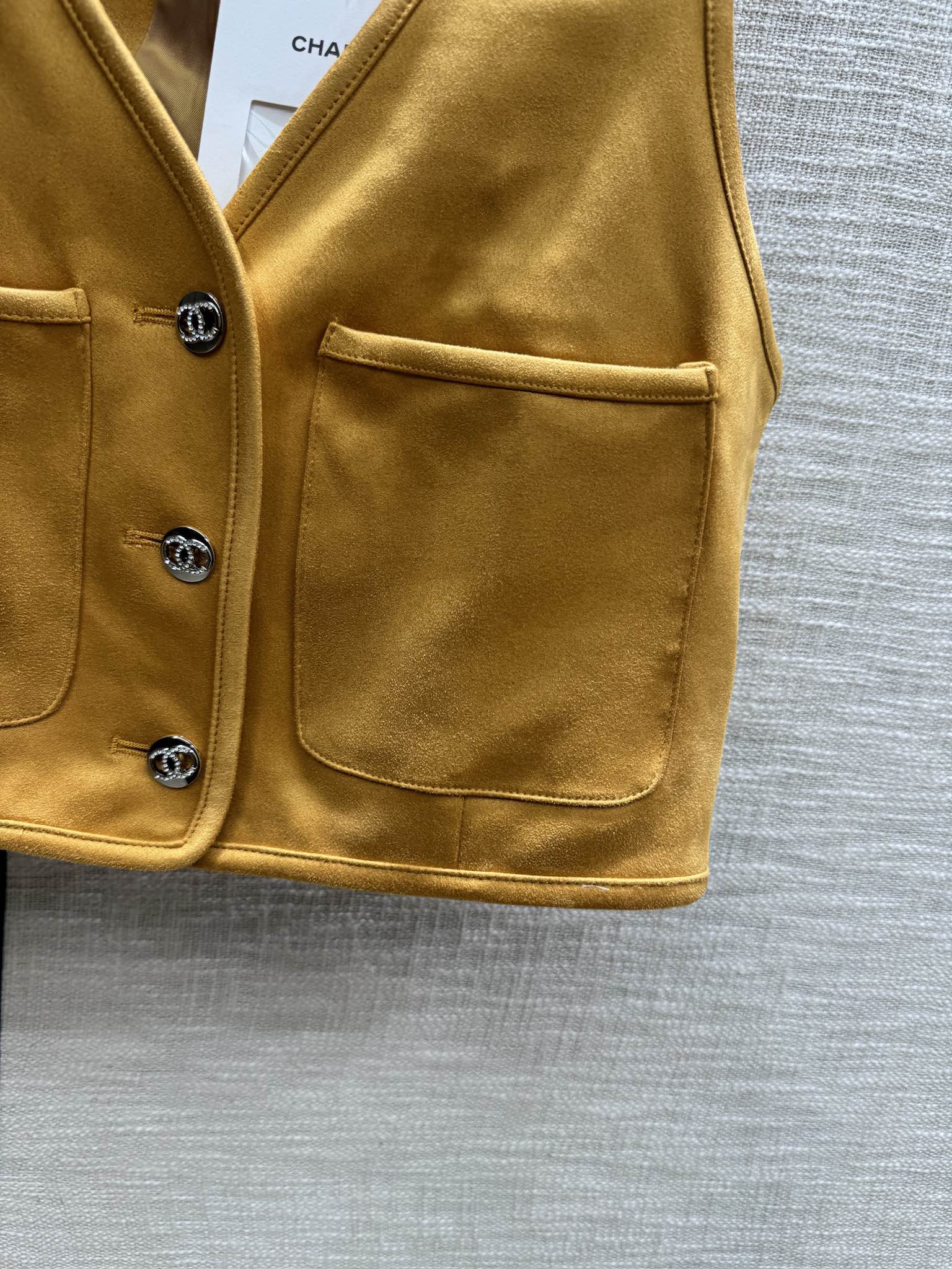 Экологичный жилет-комплект Chanel 2403 из искусственной замши