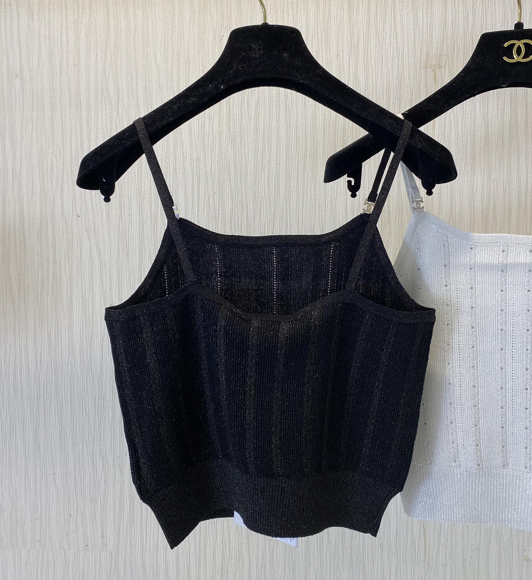 Chanel - 2404 - Новинка ранней весны: вязаный жилет на тонких бретелях - черный