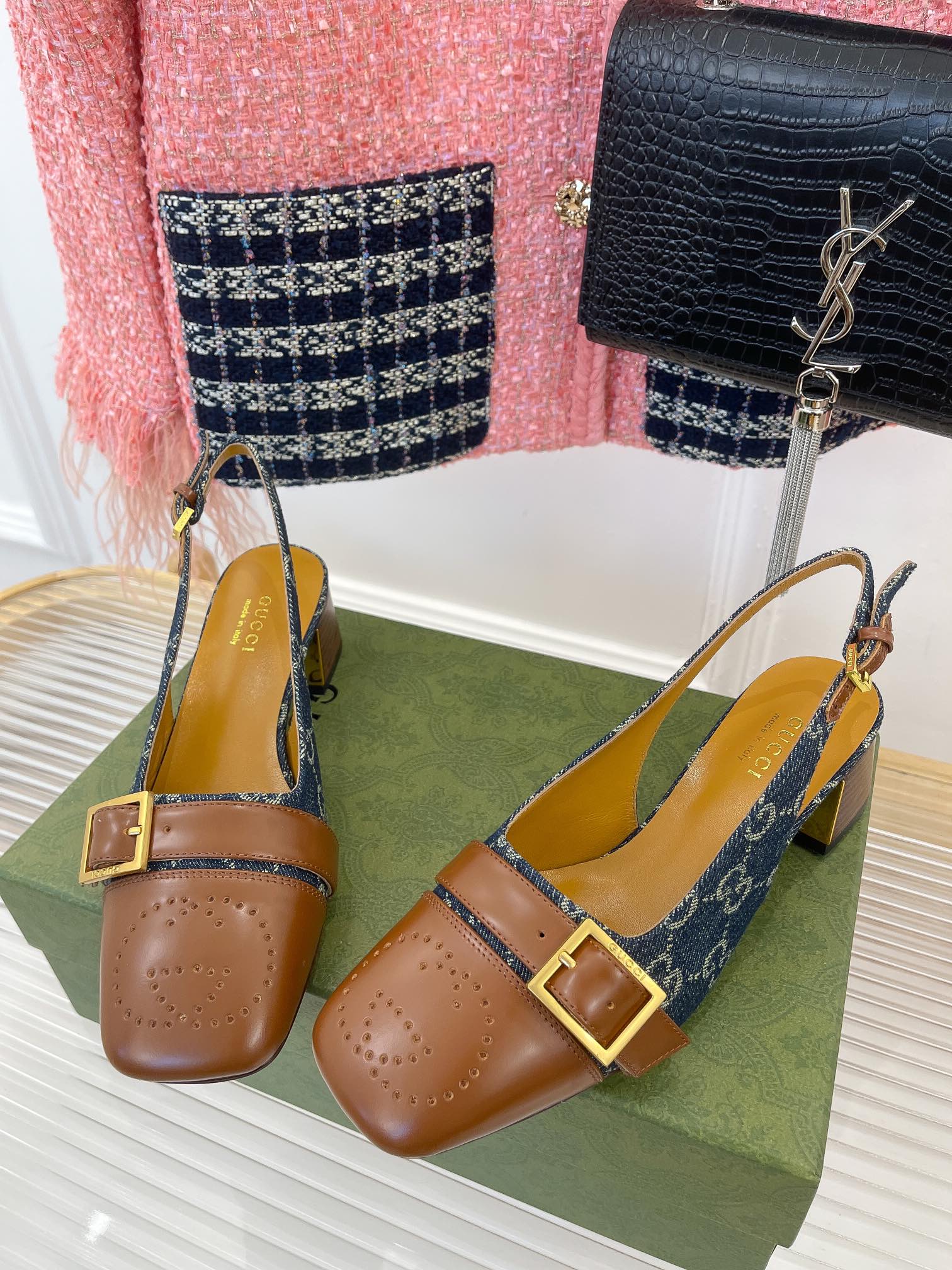 Новинка начала осени 2022 года от Gucci — сандалии на массивном каблуке.