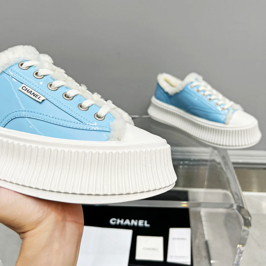 Весенняя коллекция Chanel 2022 — Повседневные туфли на платформе с меховой отделкой — Синие