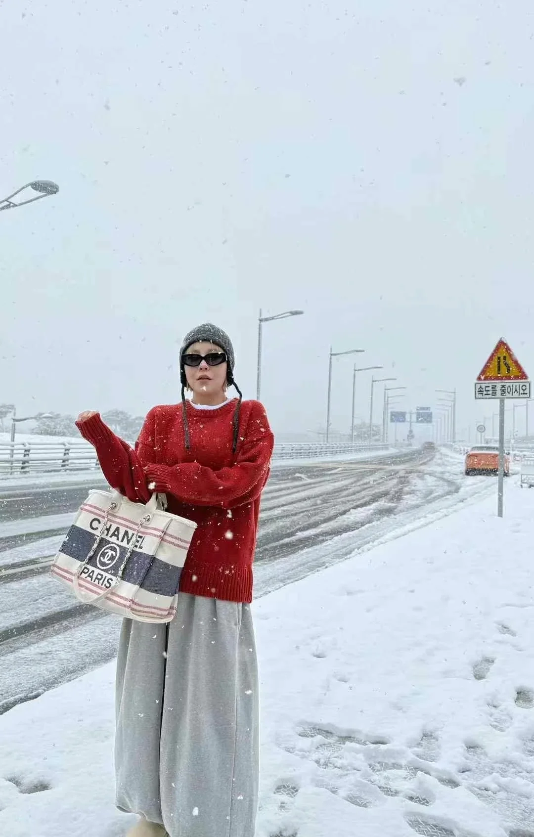 Пляжная сумка Chanel 25c, косметичка, красно-синяя.