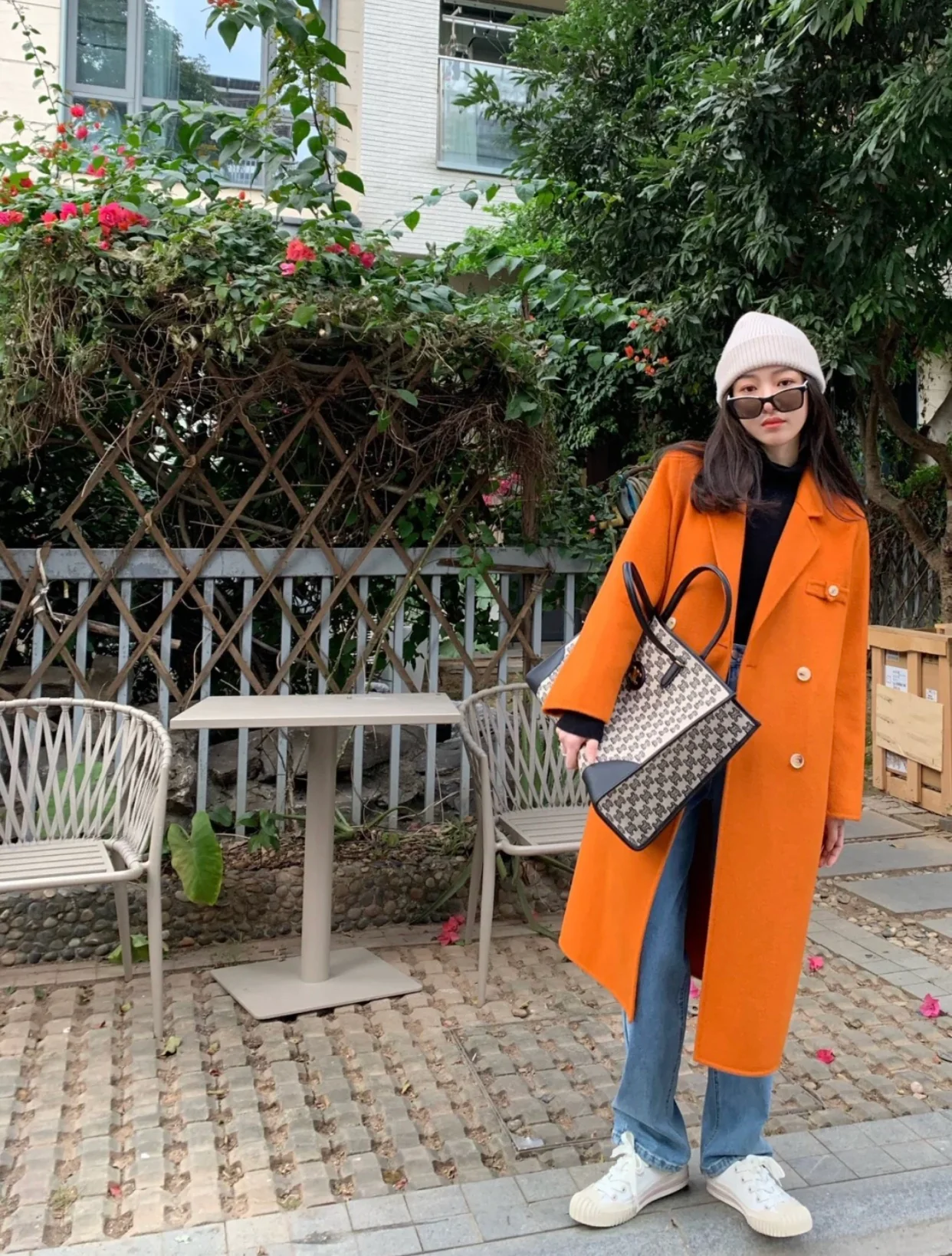 Большая сумка-тоут Celine Triomphe с черно-белой вышивкой