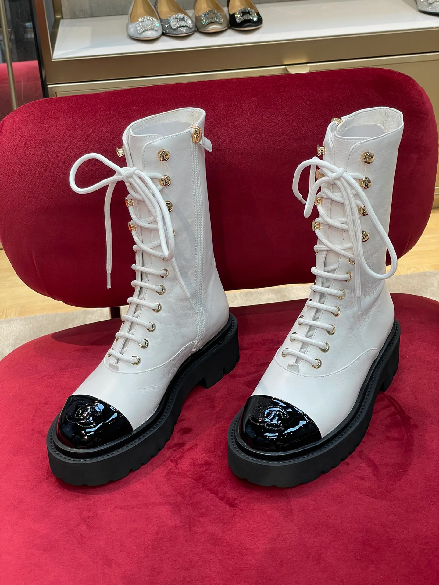 Новинка 2022 года от Chanel - Мотоциклетные ботинки с закругленным носком - Белые