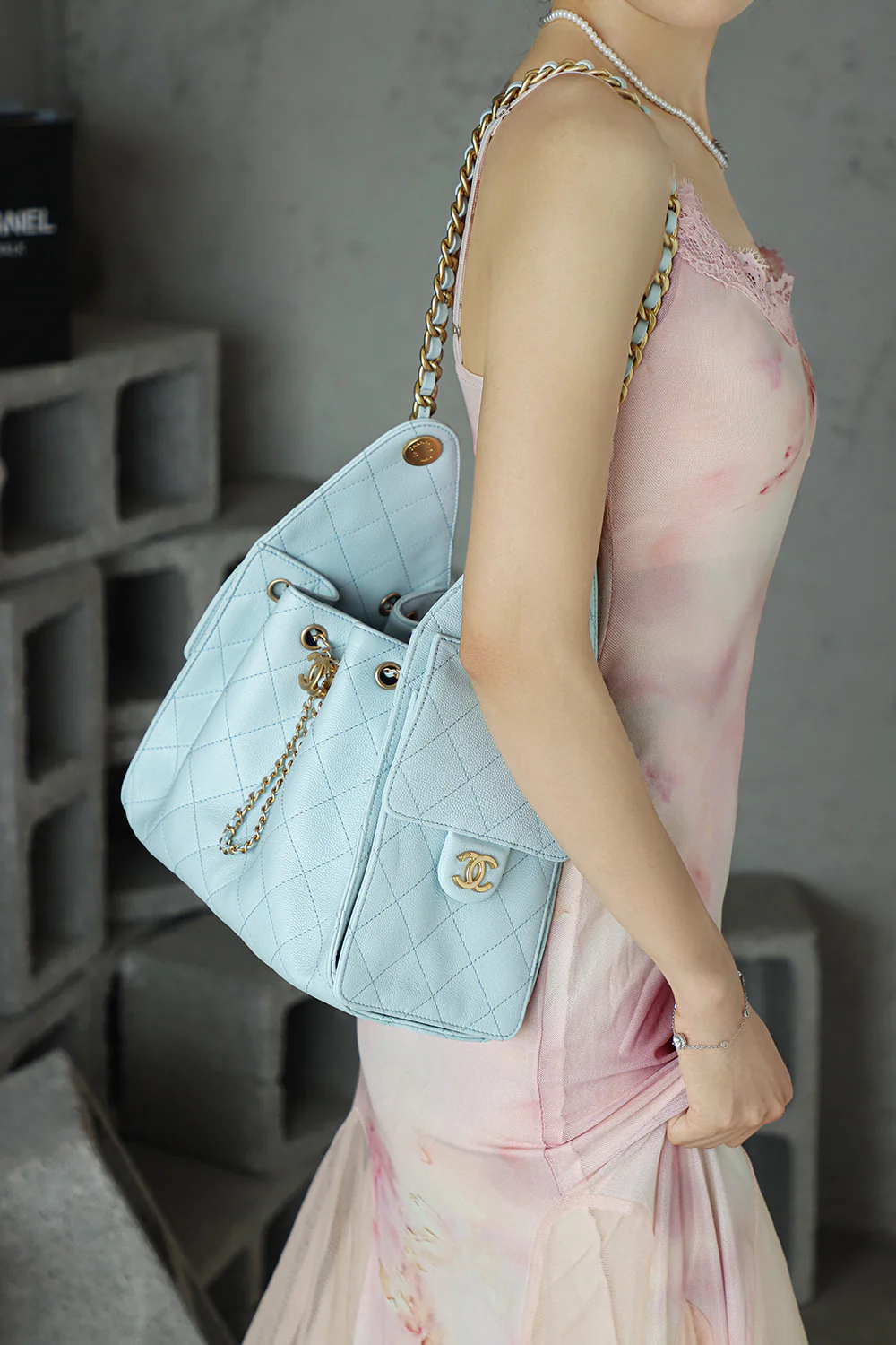 Сумка Chanel 25c Hippie Hobo Small Macaron с золотой пряжкой