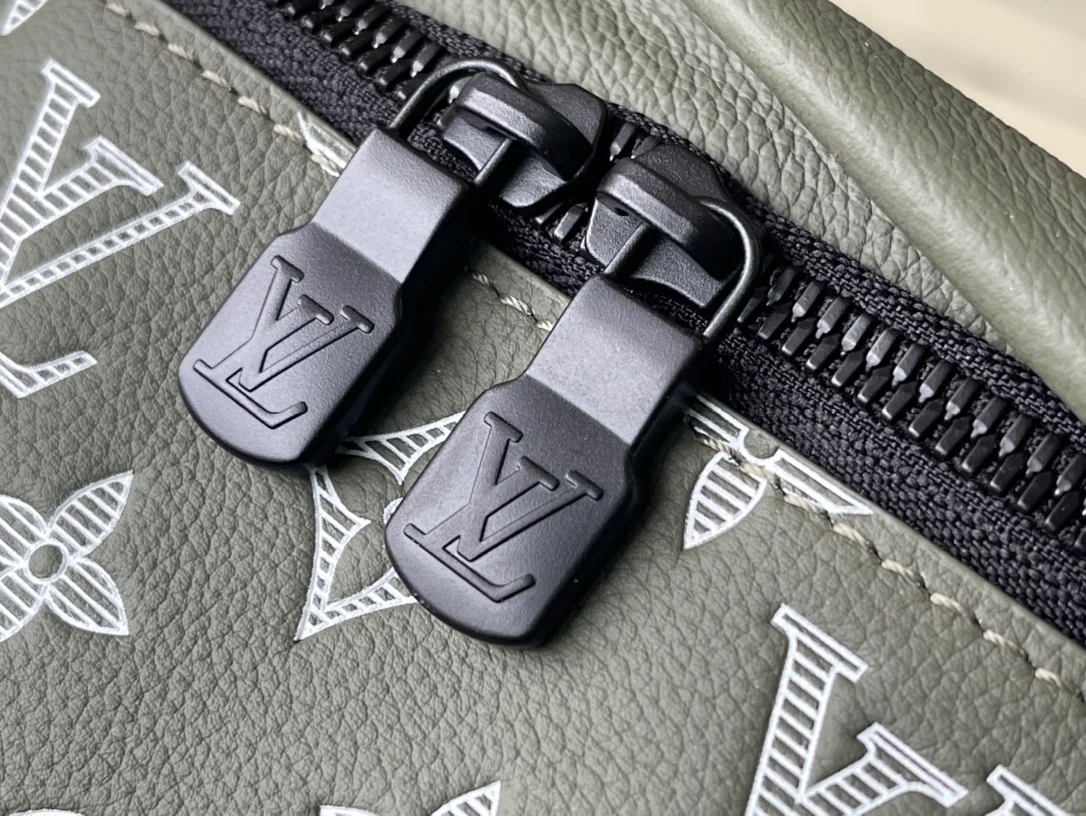 Поясная сумка LV Discovery с тиснением - зеленая