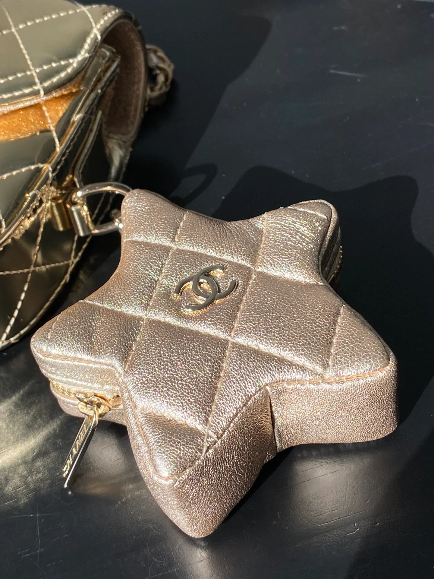 Весенняя коллекция Chanel 24c - Золотой кошелек для монет со звездным узором