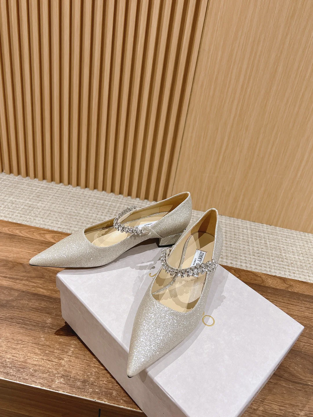 Туфли ?Мэри Джейн? от Jimmy с ремешком, украшенным стразами — серебристые.