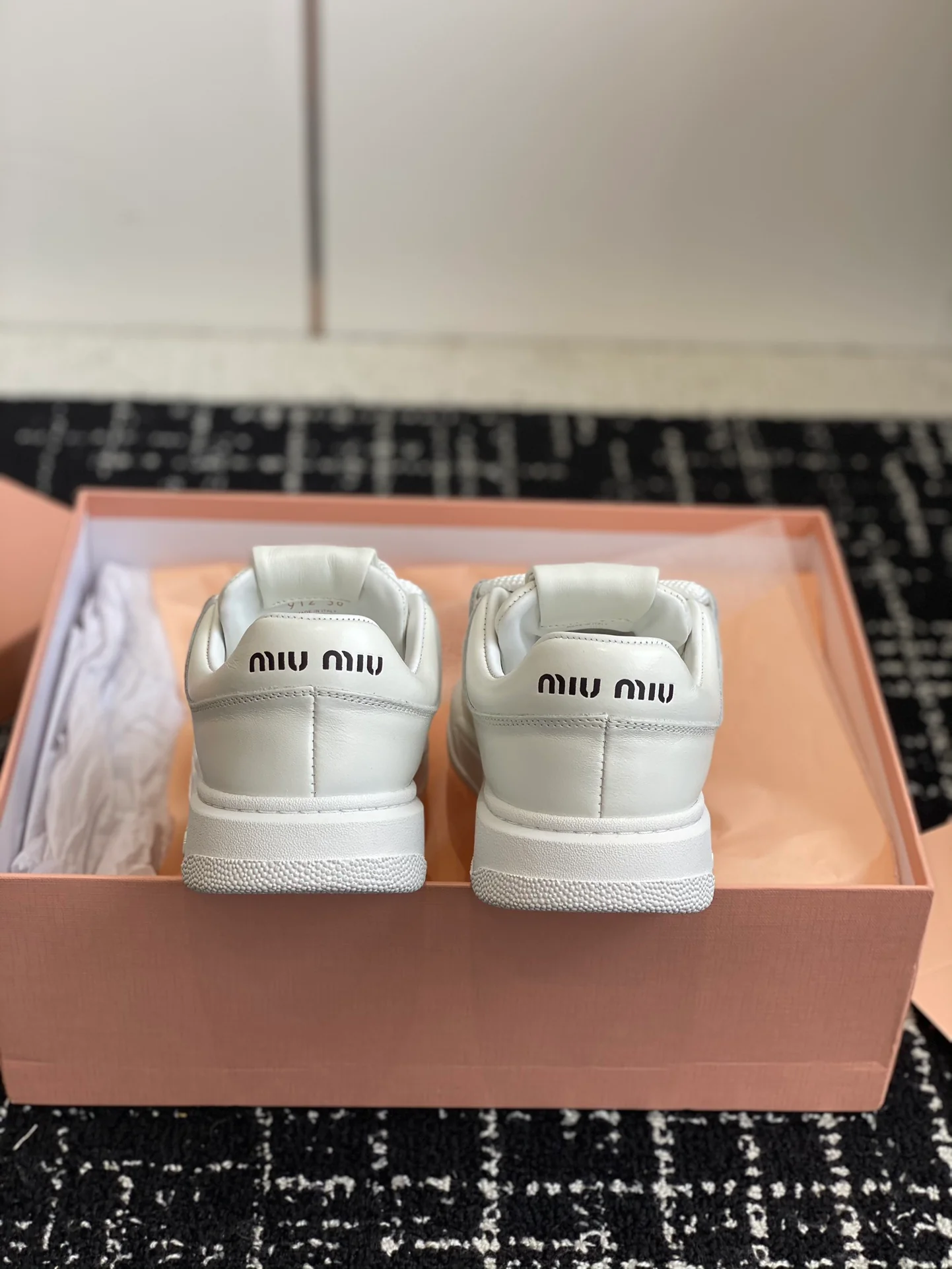 Кроссовки Miu Miu в стиле ретро с эффектом потертости - Повседневные кроссовки - Off-White