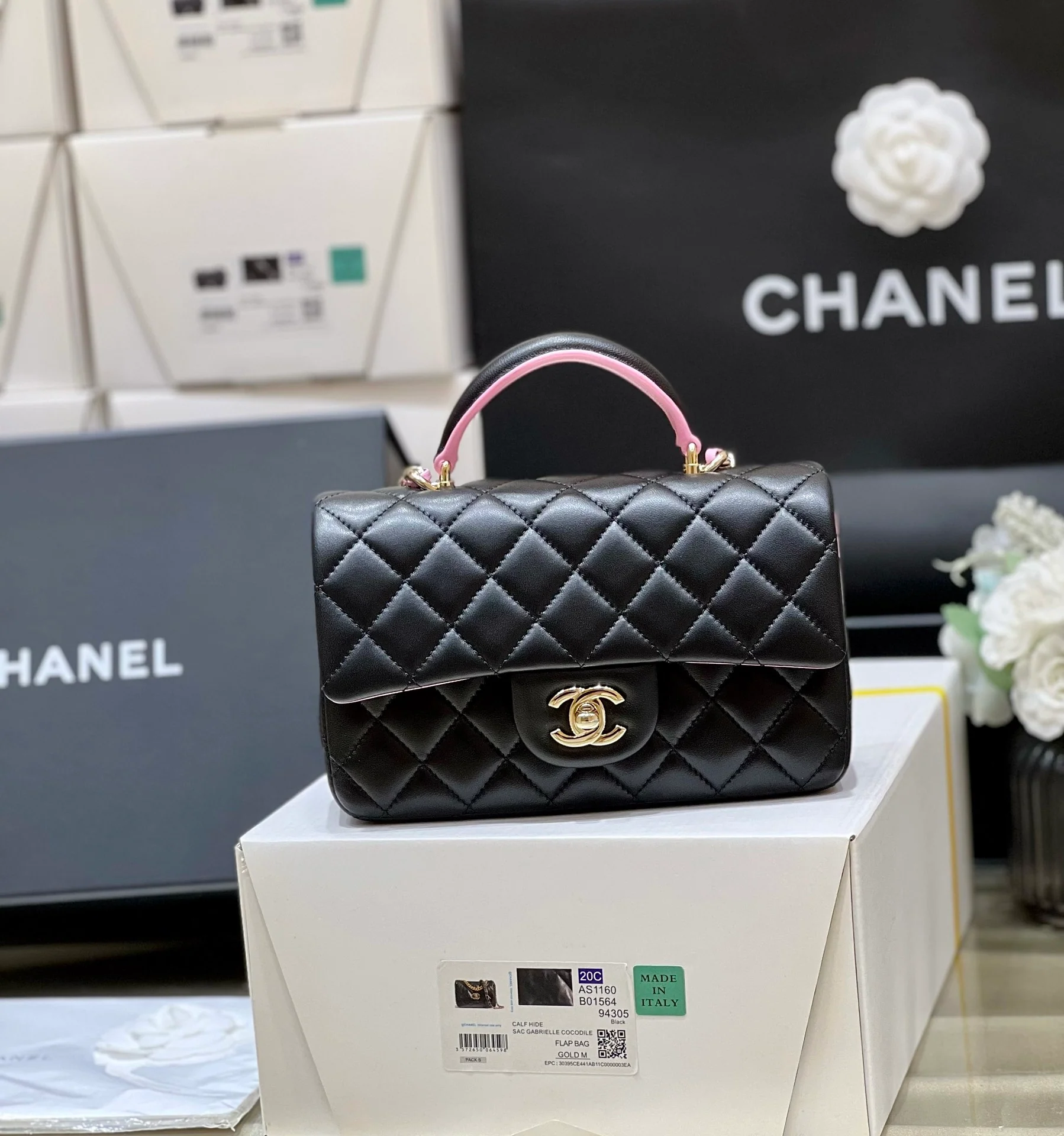 Новинка сезона весна/лето 2023 от Chanel - сумка CF - 20 см - черно-розовая
