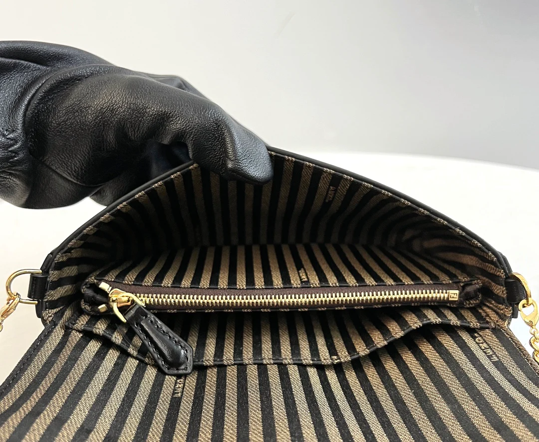 Fendi - Черный кошелек на молнии с клатчем