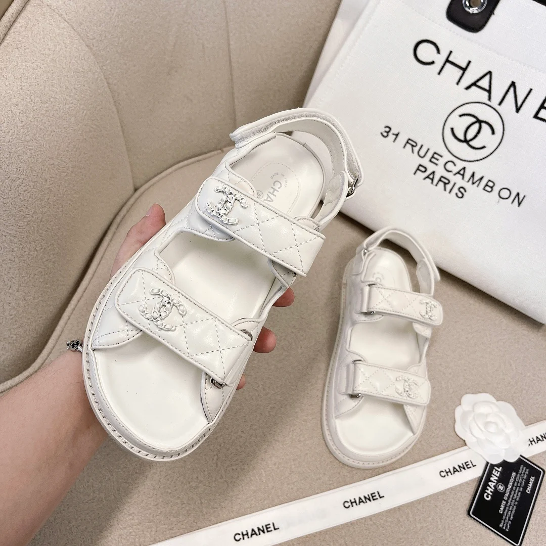Chanel - Белые кожаные сандалии в клетку