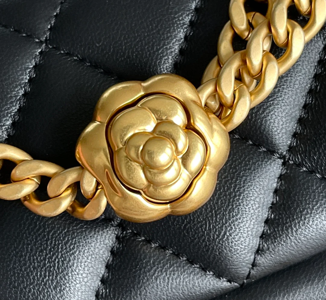 Сумка Chanel Camellia Buckle CF Square Fat Bag весна/лето 2023 — черная — 20 см