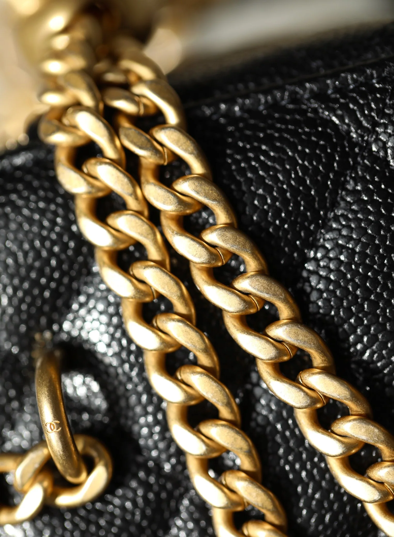 Chanel Весна/Лето 2023 - Маленькая сумка через плечо с цепочкой и регулируемой застежкой в ??форме сердца - Черная