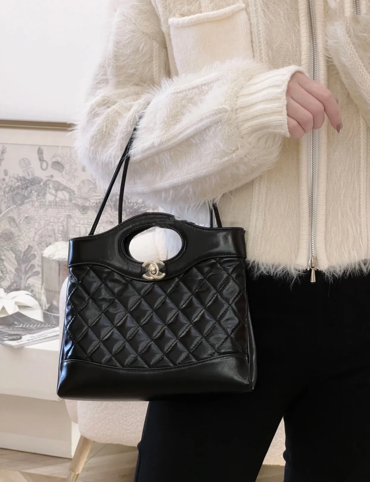 Мини-сумка Chanel 24s Mini 31, из вощеной овечьей кожи, черная.